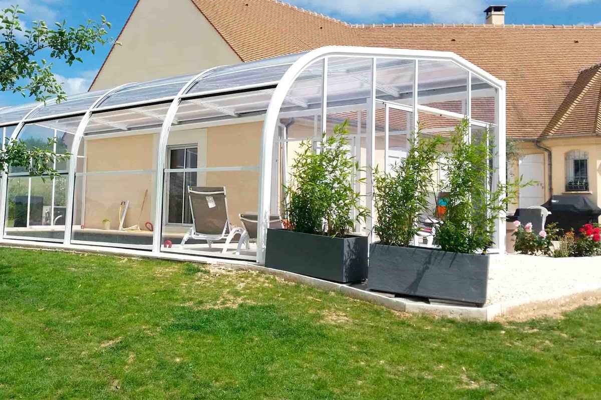 Cubierta de piscina Abrisud instalada en un jardín