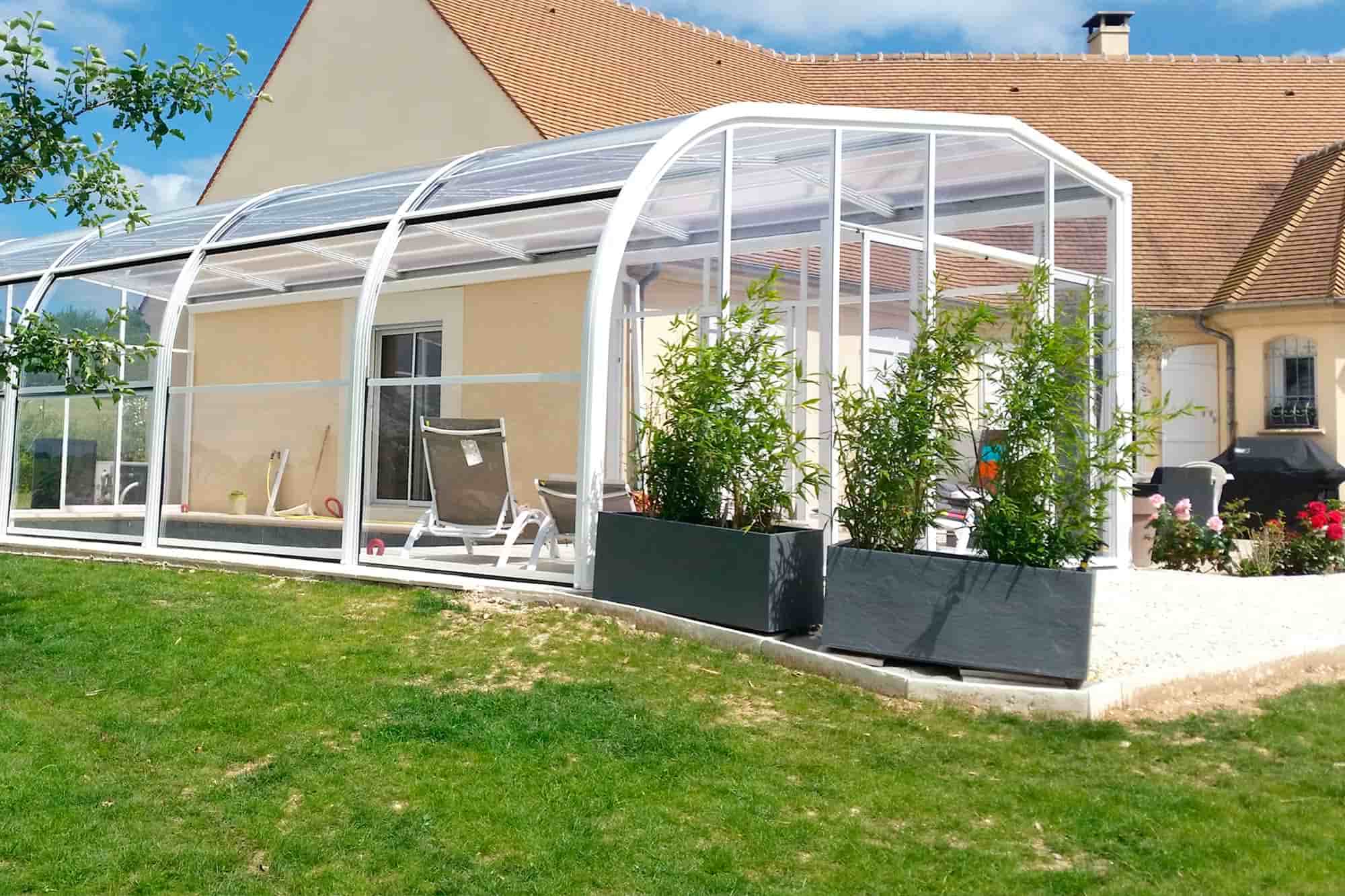 Cubierta de piscina Abrisud instalada en un jardín