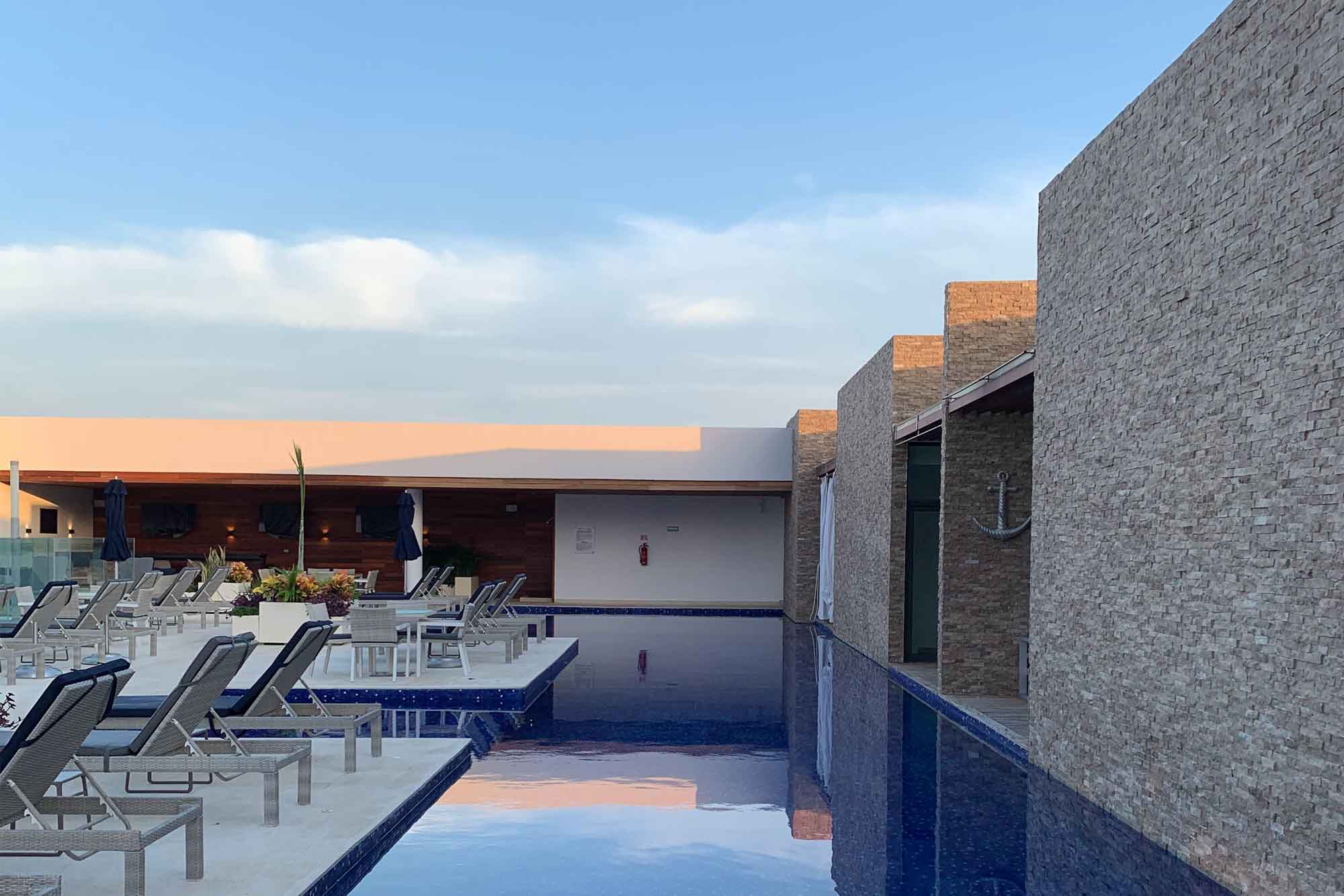 Reforma y mantenimiento de piscina en curso