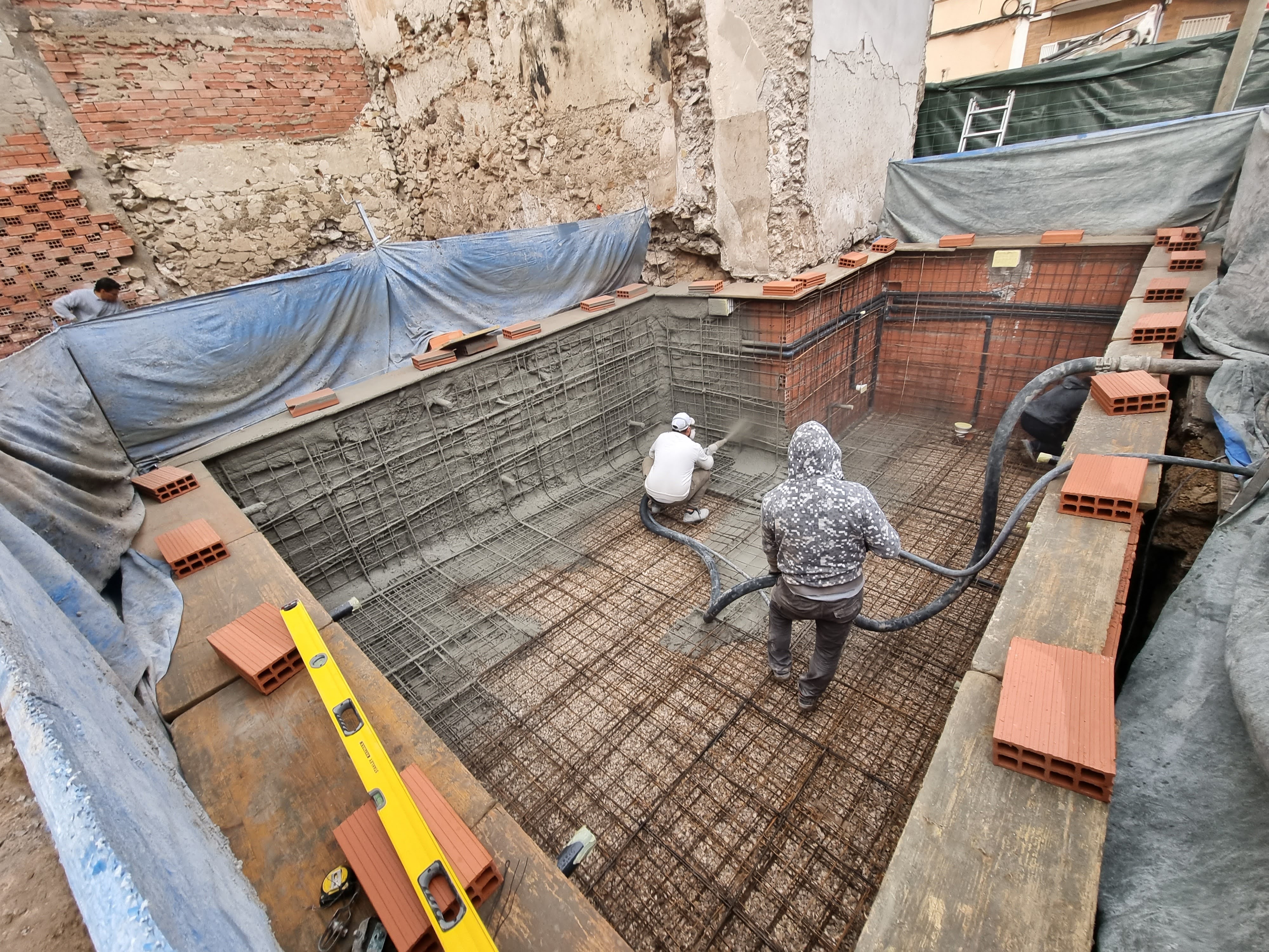 Detalle de la fase de obra de la piscina en Almoradí