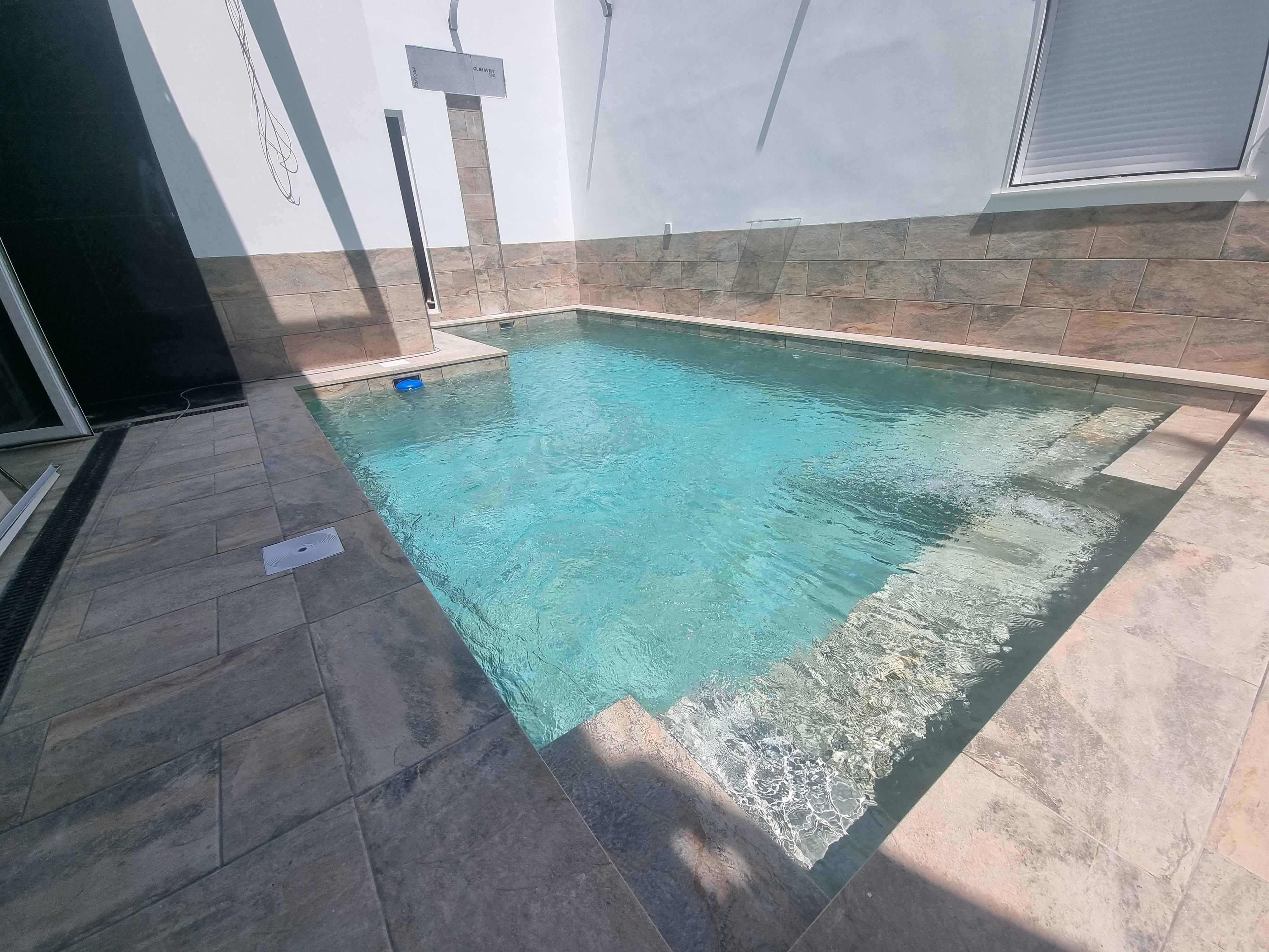 Resultado final de piscina de obra nueva 7,50 × 4,50 m en Almoradí, Alicante