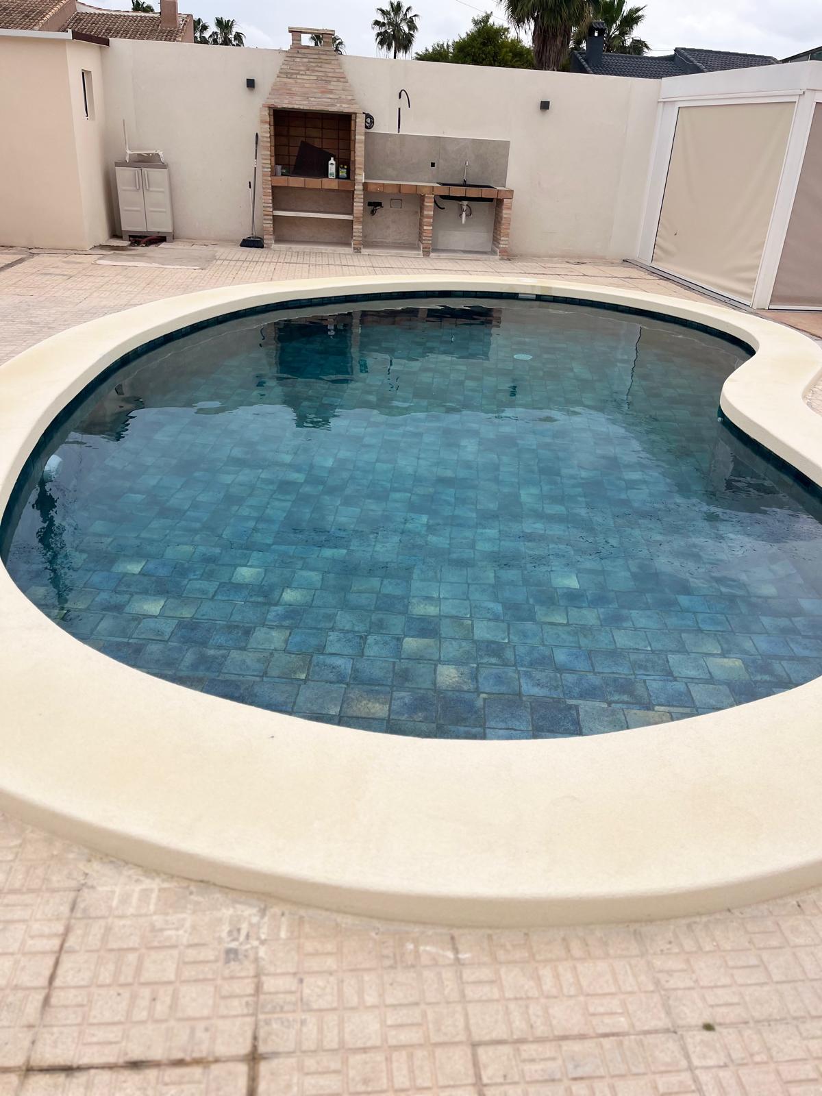Resultado final de la reforma integral de piscina en El Chaparral, Torrevieja, Alicante
