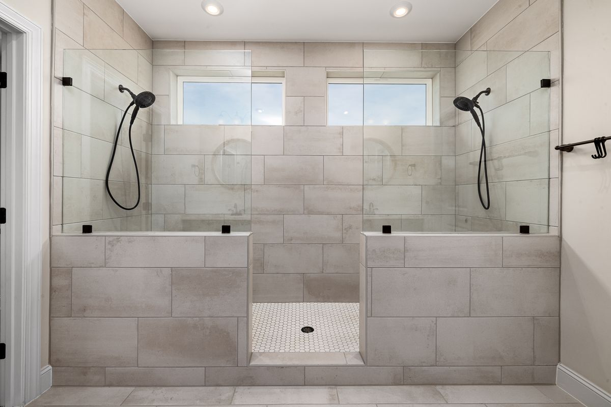 Ducha de obra alicatada en baño contemporáneo